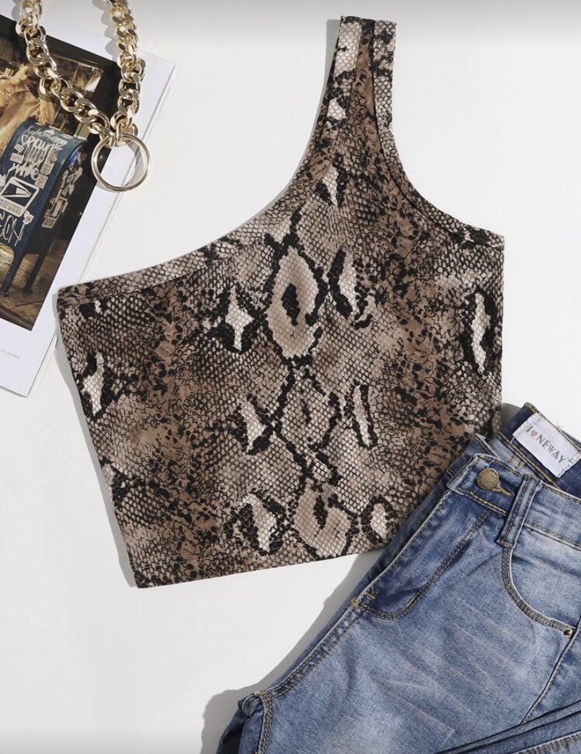 Top estampado de serpiente