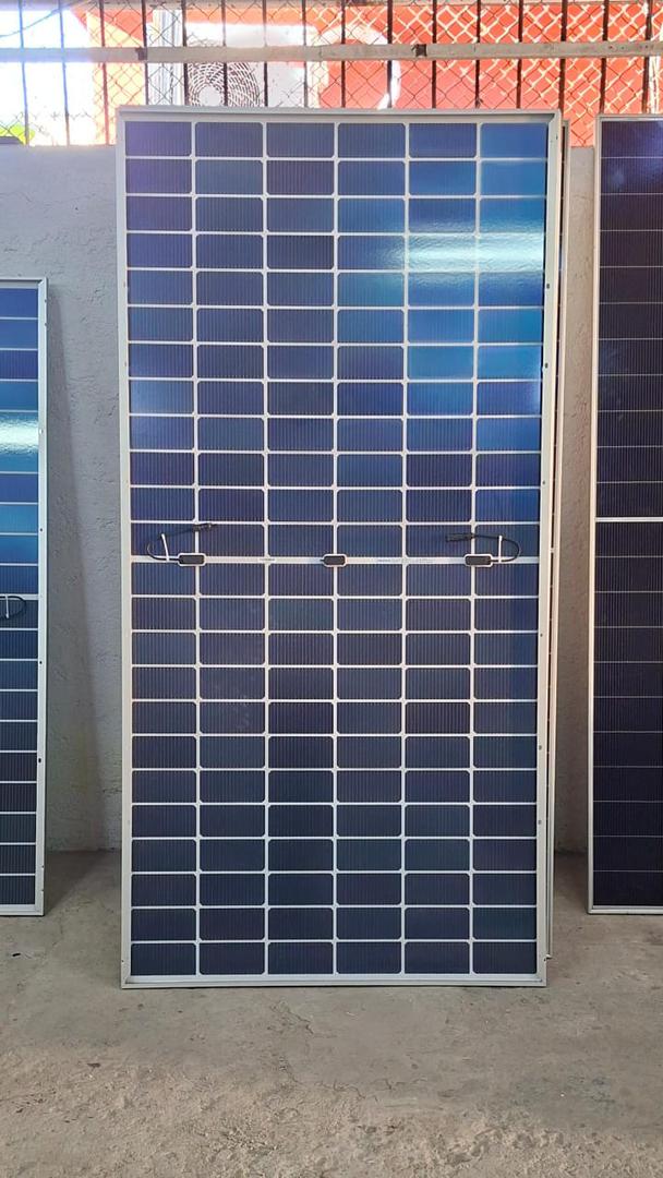 Panel Solar Bifacial 750W de alta eficiencia